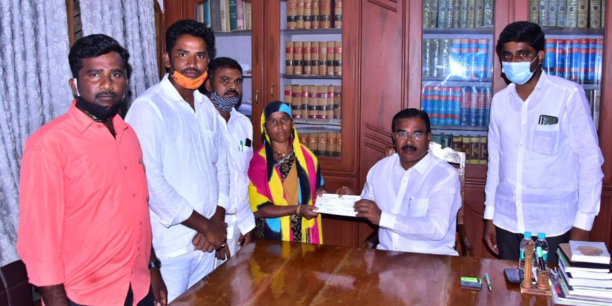 సీఎంఆర్ఎఫ్ చెక్కులు పంపిణీ చేసిన మంత్రి నిరంజన్ రెడ్డి