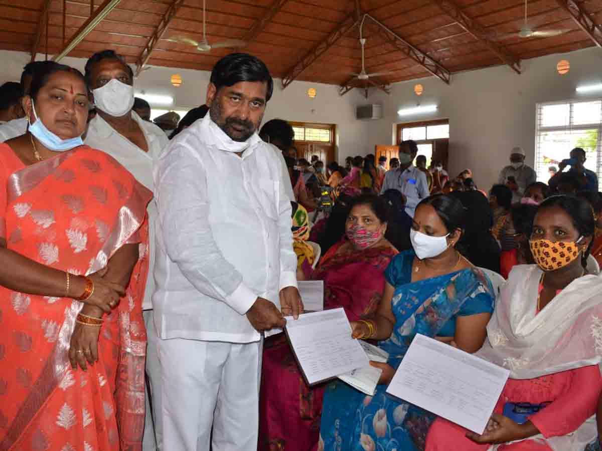 నెలాఖరు వరకు రేషన్‌ కార్డుల పంపిణీని పూర్తి చేయాలి