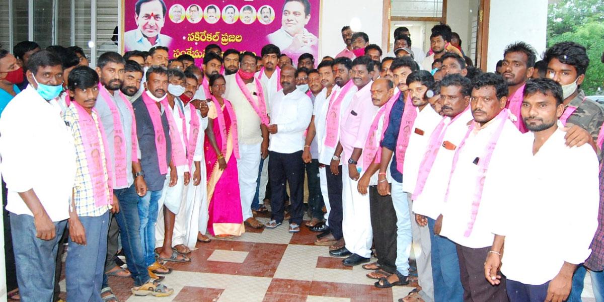 టీఆర్‌ఎస్‌లోకి భారీగా చేరికలు