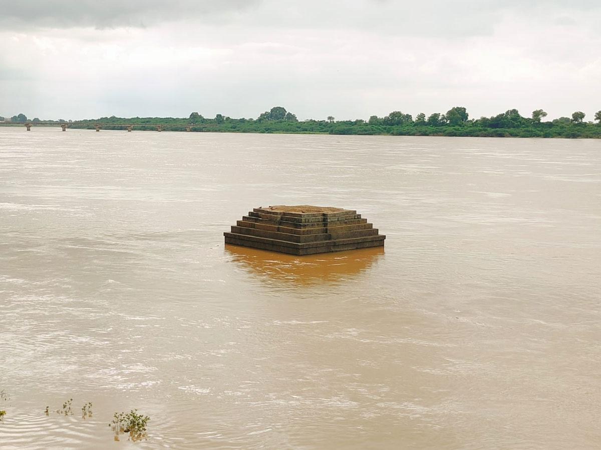 గోదావరిలో మునిగిన పురాతన శివాలయం