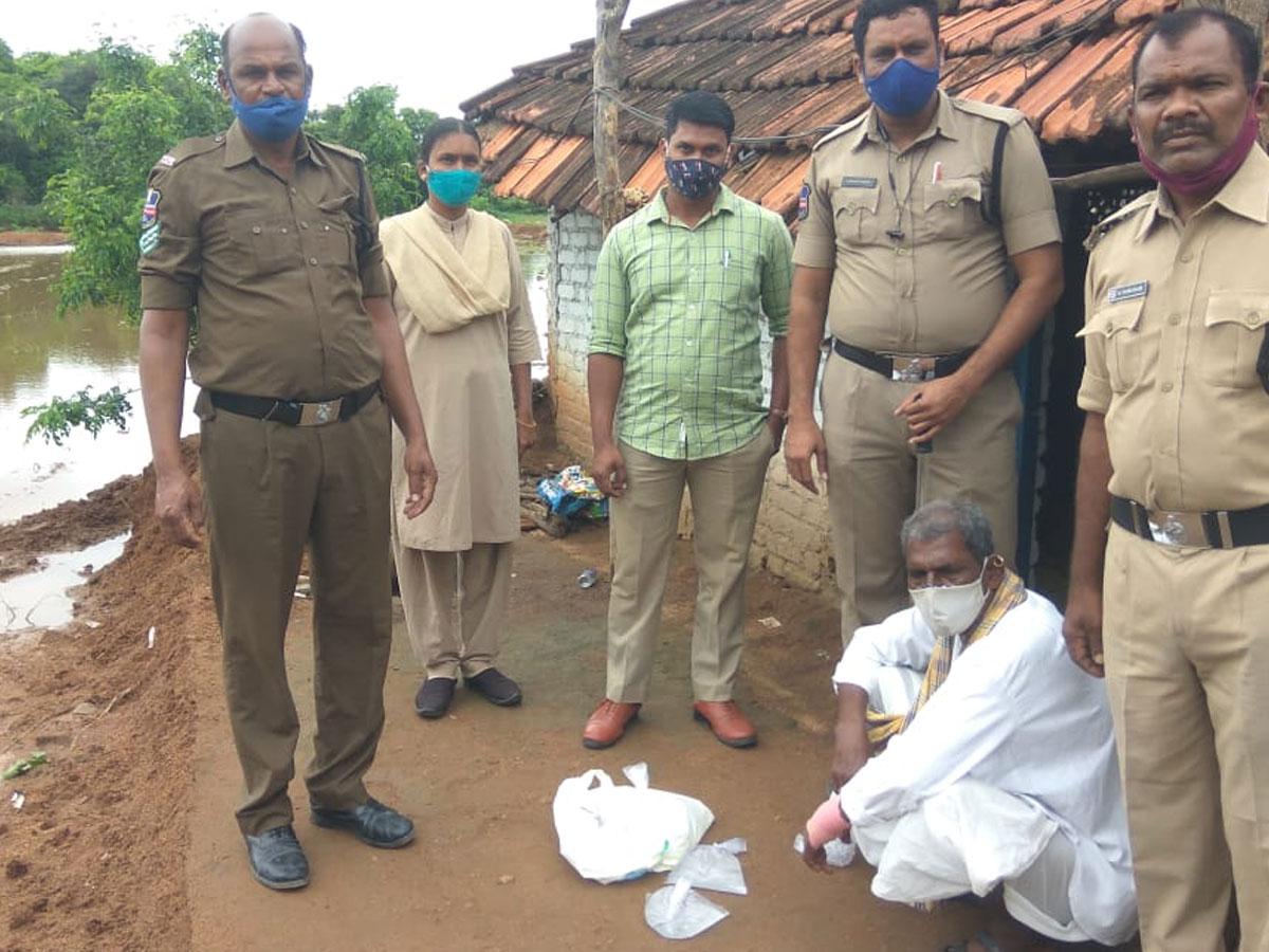 5.5 లీటర్ల నాటుసారా స్వాధీనం