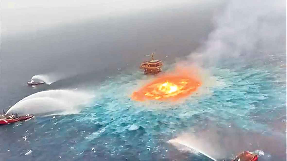 నీటి మధ్యలో నిప్పుల గుండం!