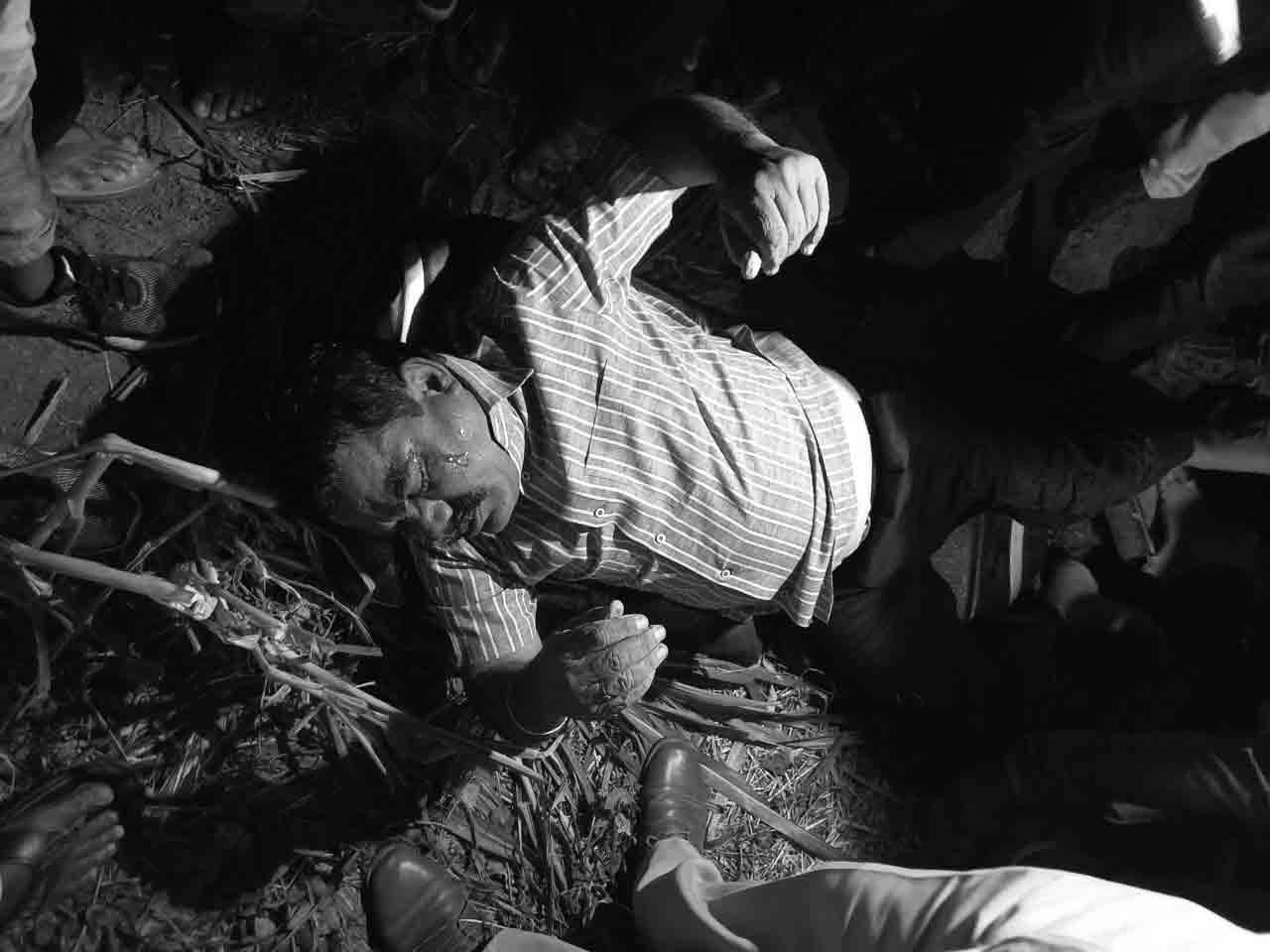 బావిలో కారు ప‌డిన ఘ‌ట‌న‌లో రిటైర్డ్ ఎస్ఐ మృతి