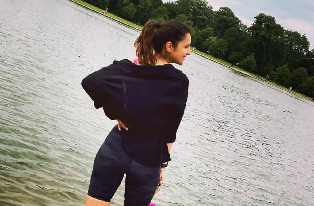 జిమ్ కు డుమ్మా..అవుట్ డోర్ వాక్ లో ప‌రిణీతి చోప్రా