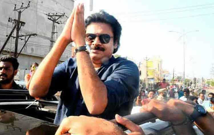 పవన్ మళ్లీ పాలిటిక్స్ అంటున్నాడే..నిర్మాతల్లో కంగారు..!