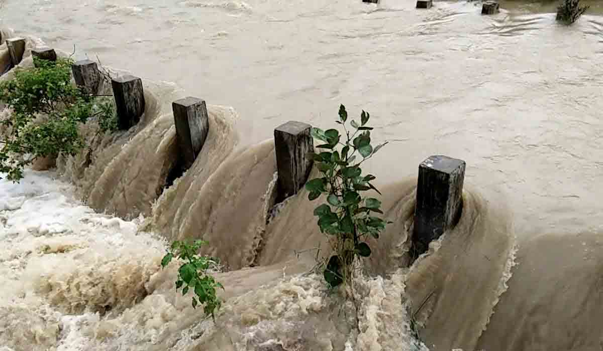 పెదవాగులో చిక్కుకున్న 9 మంది కార్మికులు