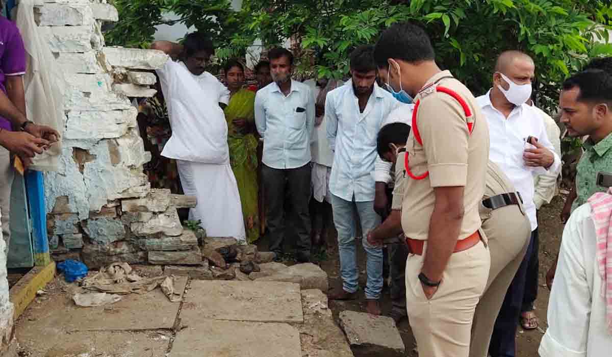 పెద్దేముల్‌లో పేలుడు.. యువ‌కుడి చేయి తెగిన వైనం