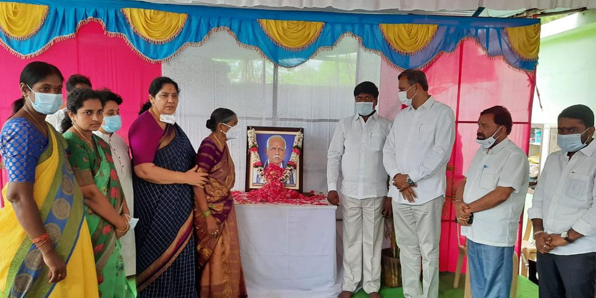 ఎమ్మెల్యే సుదర్శన్ రెడ్డిని పరామర్శించిన మంత్రి సత్యవతి