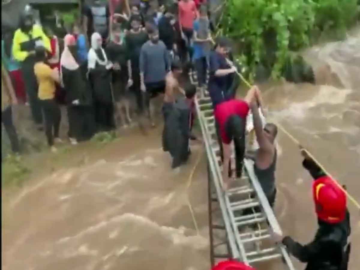 వర్షాలకు పలు చోట్ల చిక్కుకున్న వారిని రక్షించిన ఫైర్‌ సిబ్బంది