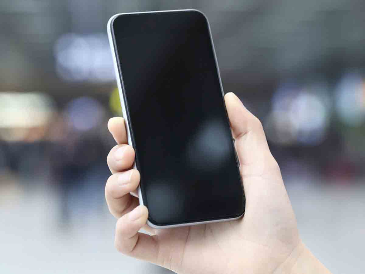 ఫోన్ కోసం కొట్టి చంపి.. ఆపై కాల్చేశారు