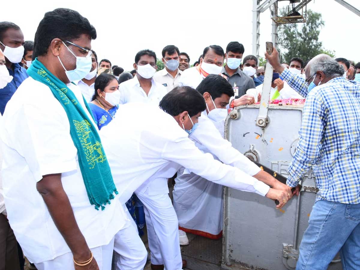 నిజాం సాగర్‌ : వానకాలం సాగు కోసం నీటి విడుదల