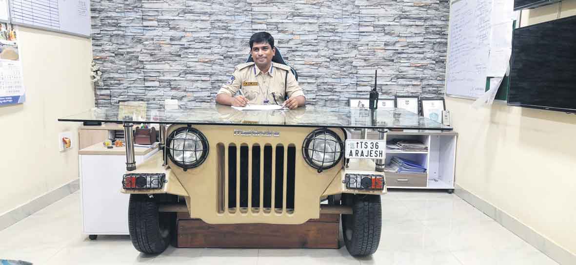 కిర్రాక్‌.. ఖాకీ!