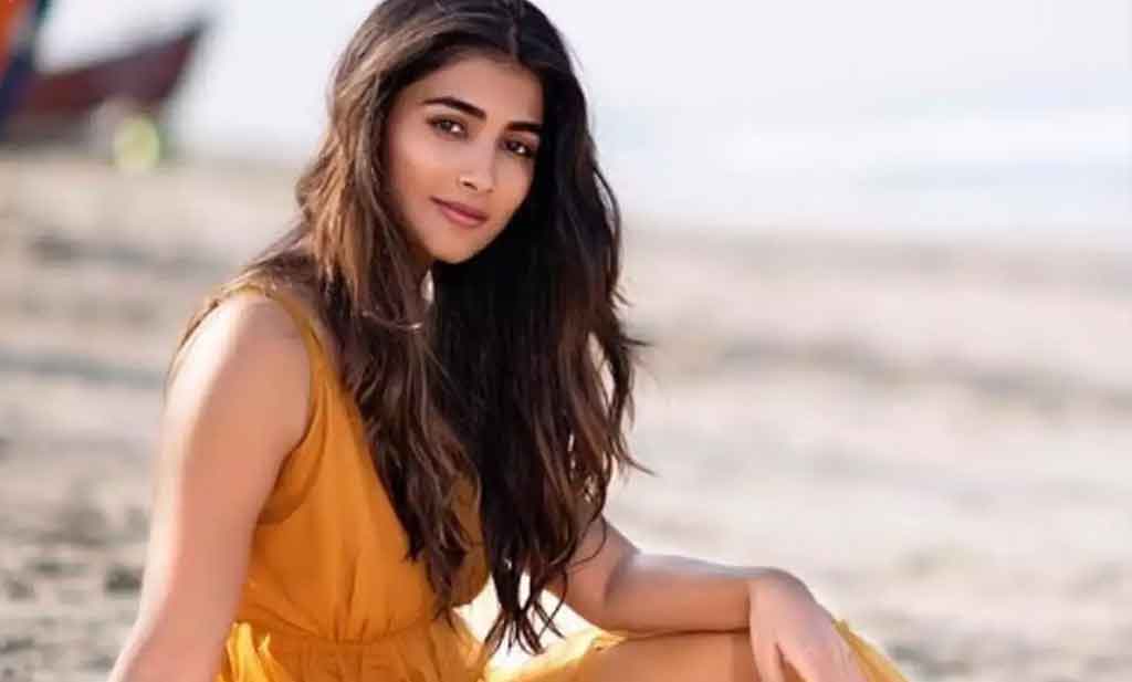 చెన్నైలో ల్యాండ్ అయిన పూజాహెగ్డే.. ఎందుకంటే..?