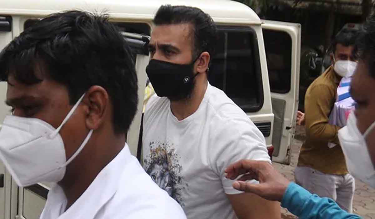 రాజ్కుంద్రా పోలీసులకు 25 లక్షల లంచం ఇచ్చాడు!