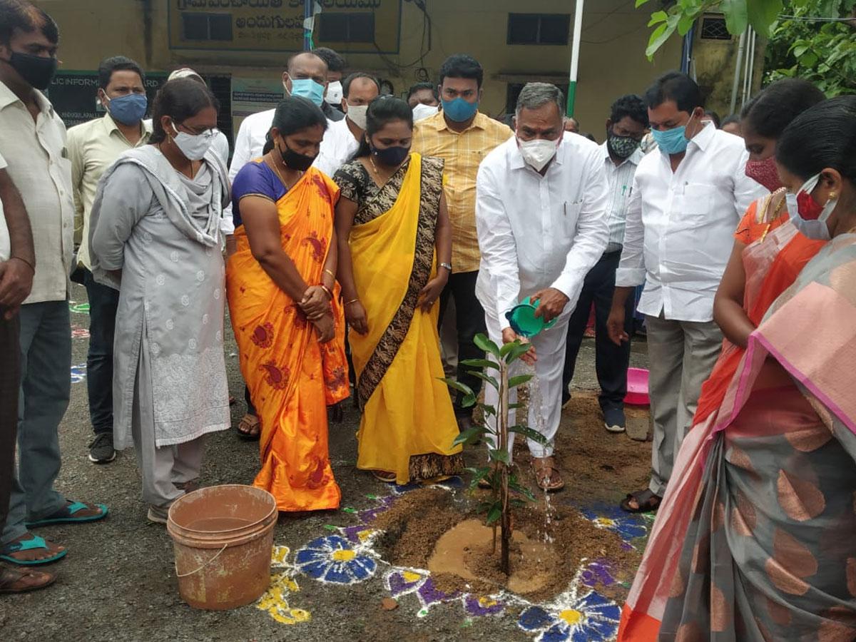 పల్లె ప్రగతికి సహకరిద్దాం పర్యావరణాన్ని కాపాడుకుందాం