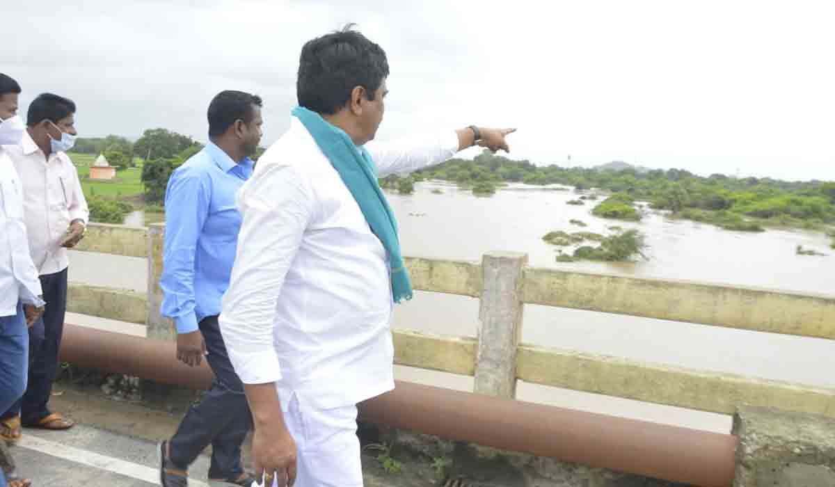 దెబ్బతిన్న చెరువులు, పొలాలను పరిశీలించిన మంత్రి ప్రశాంత్‌ రెడ్డి