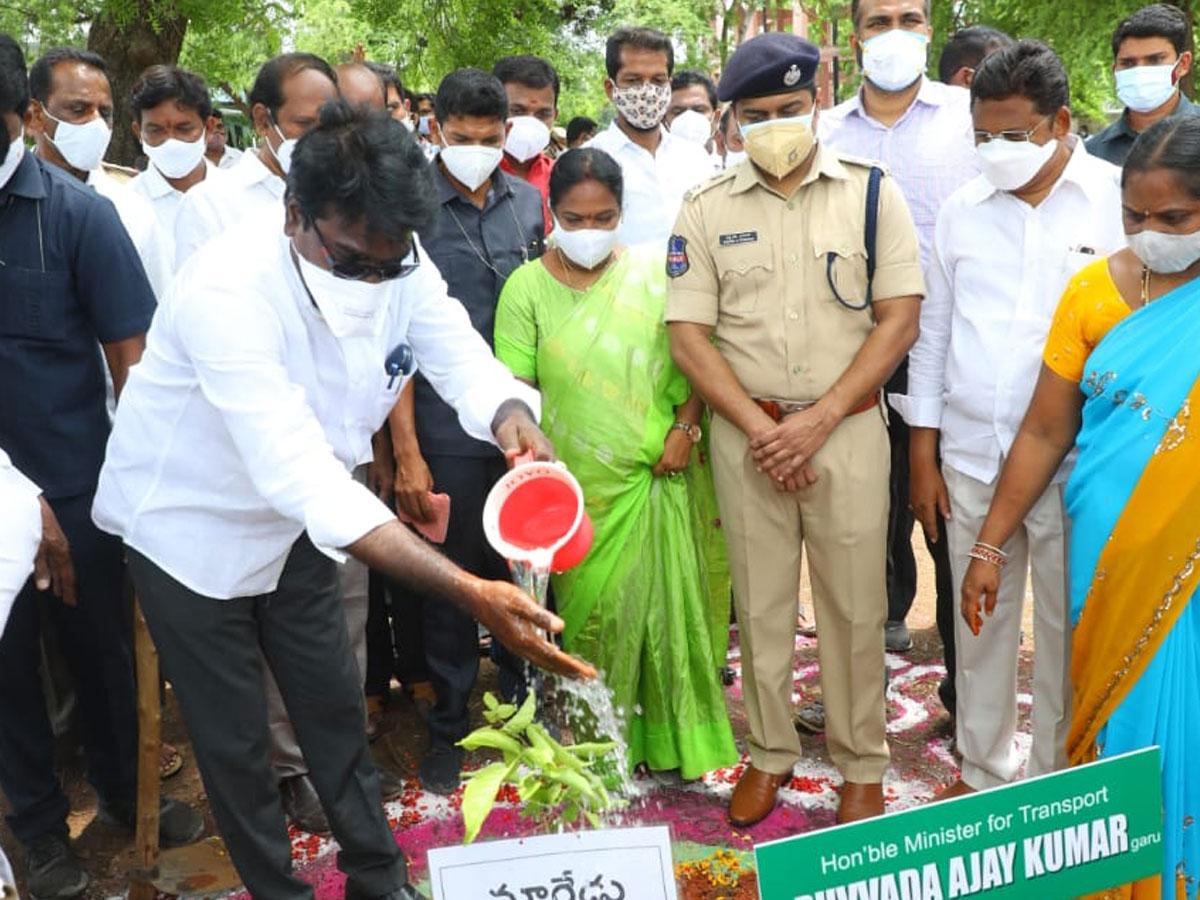 వెయ్యి మొక్కలు నాటించిన మంత్రి పువ్వాడ