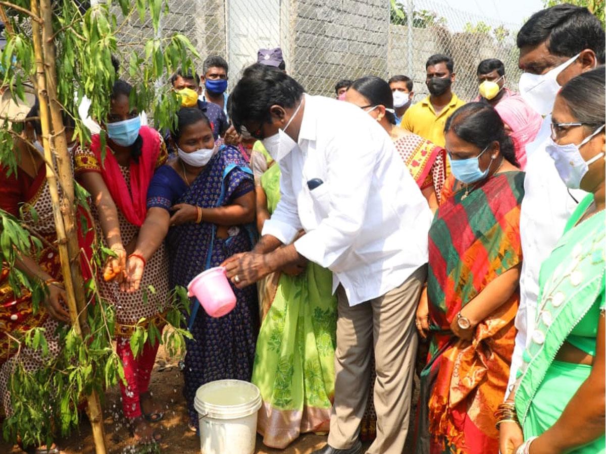 పల్లె ప్రగతి దేశానికే ఆదర్శం : మంత్రి పువ్వాడ