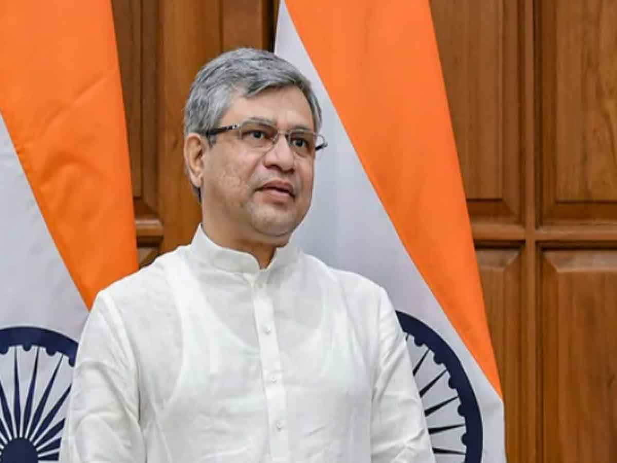 ఇంజినీర్‌ను హత్తుకున్న రైల్వే మంత్రి