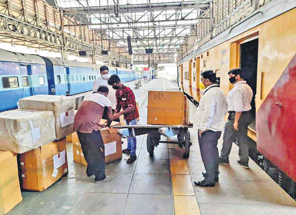 పార్సిల్‌ బుకింగ్‌ కేంద్రాల్లో స్కానింగ్‌ యంత్రాలు