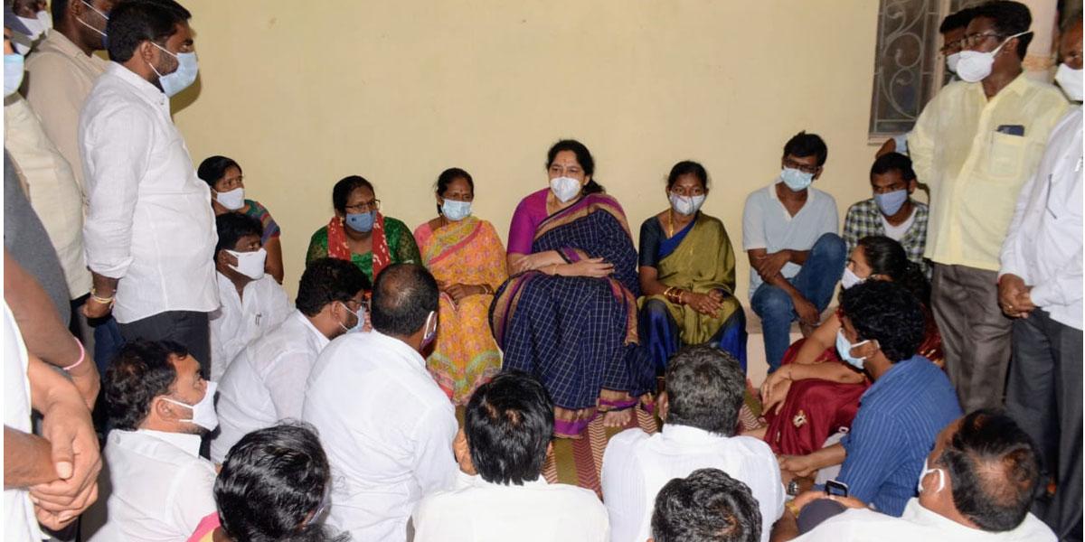 రాంమ్మూర్తి కుటుంబాన్ని పరామర్శించిన మంత్రి సత్యవతి