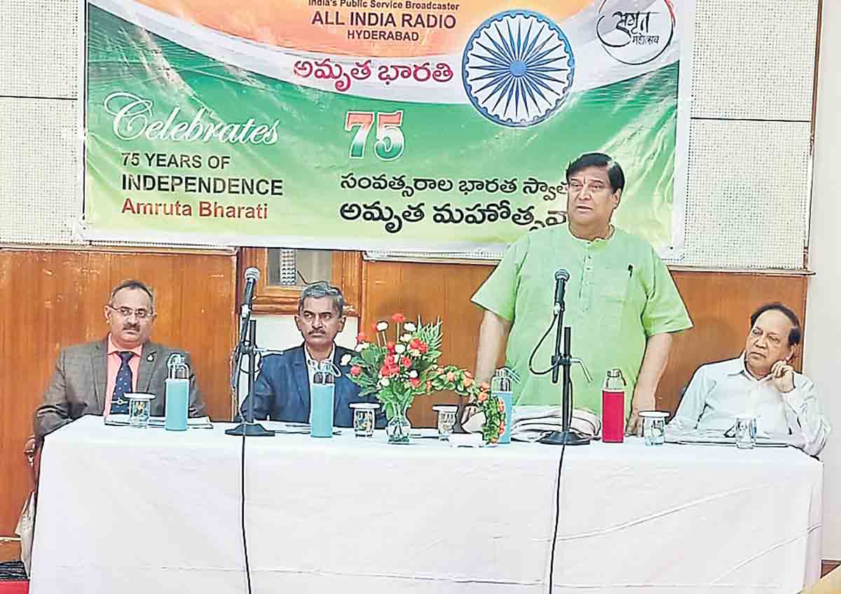 దేశభక్తిని పెంచడంలో ఆకాశవాణి కీలకం