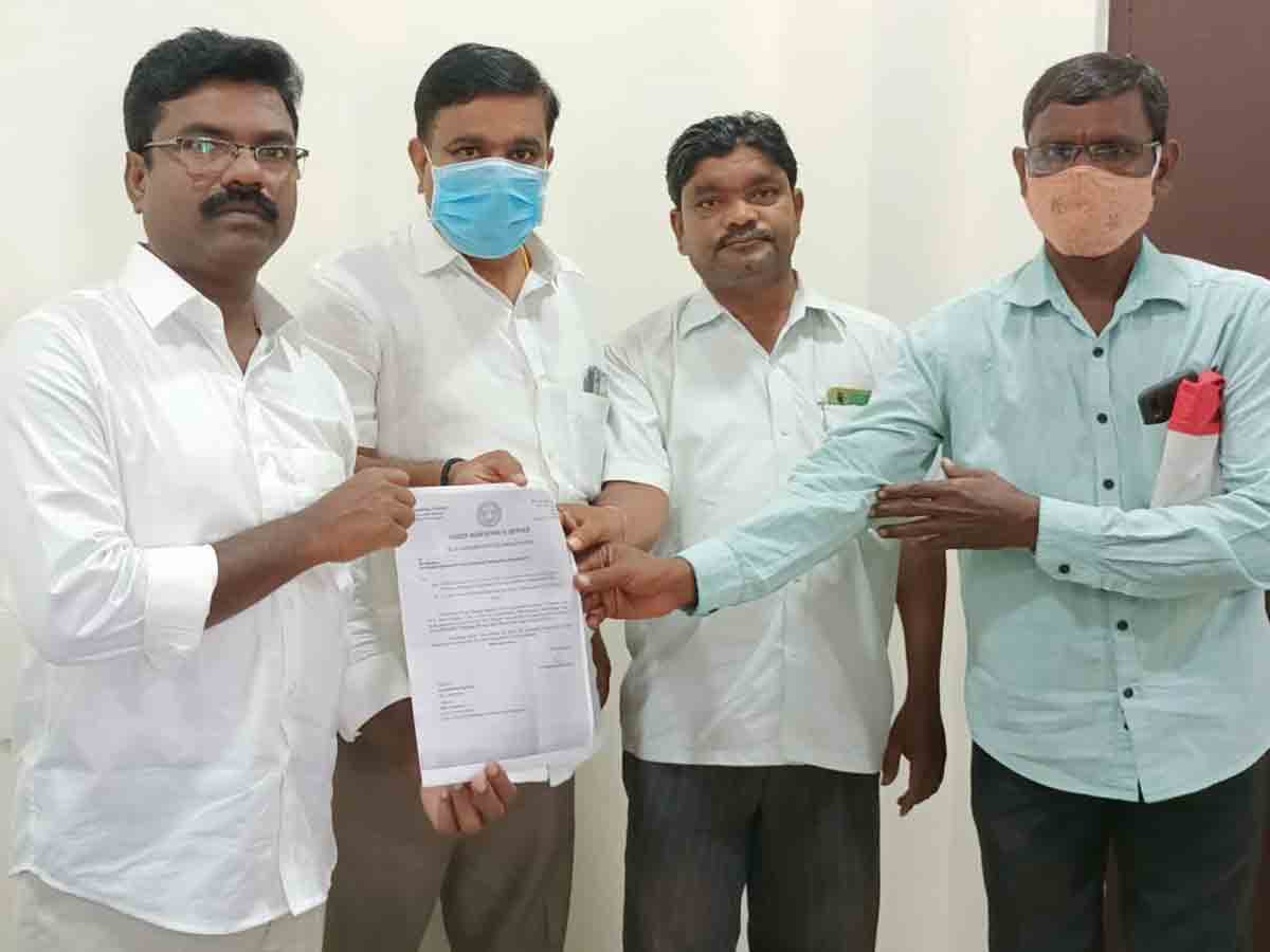 రూ.3 లక్షల ఎల్వోసీని అందజేసిన ఎమ్మెల్యే రసమయి