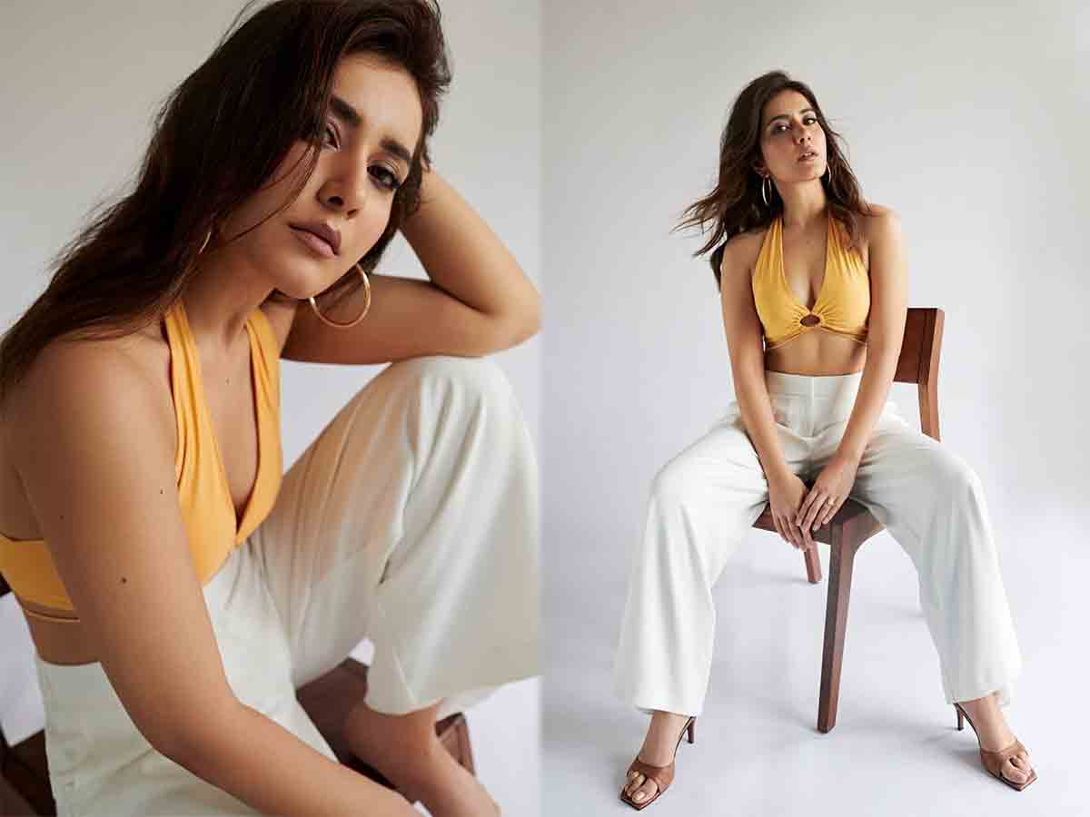 Rashi Khanna: సెగలు పుట్టిస్తున్న ఢిల్లీ బ్యూటీ..