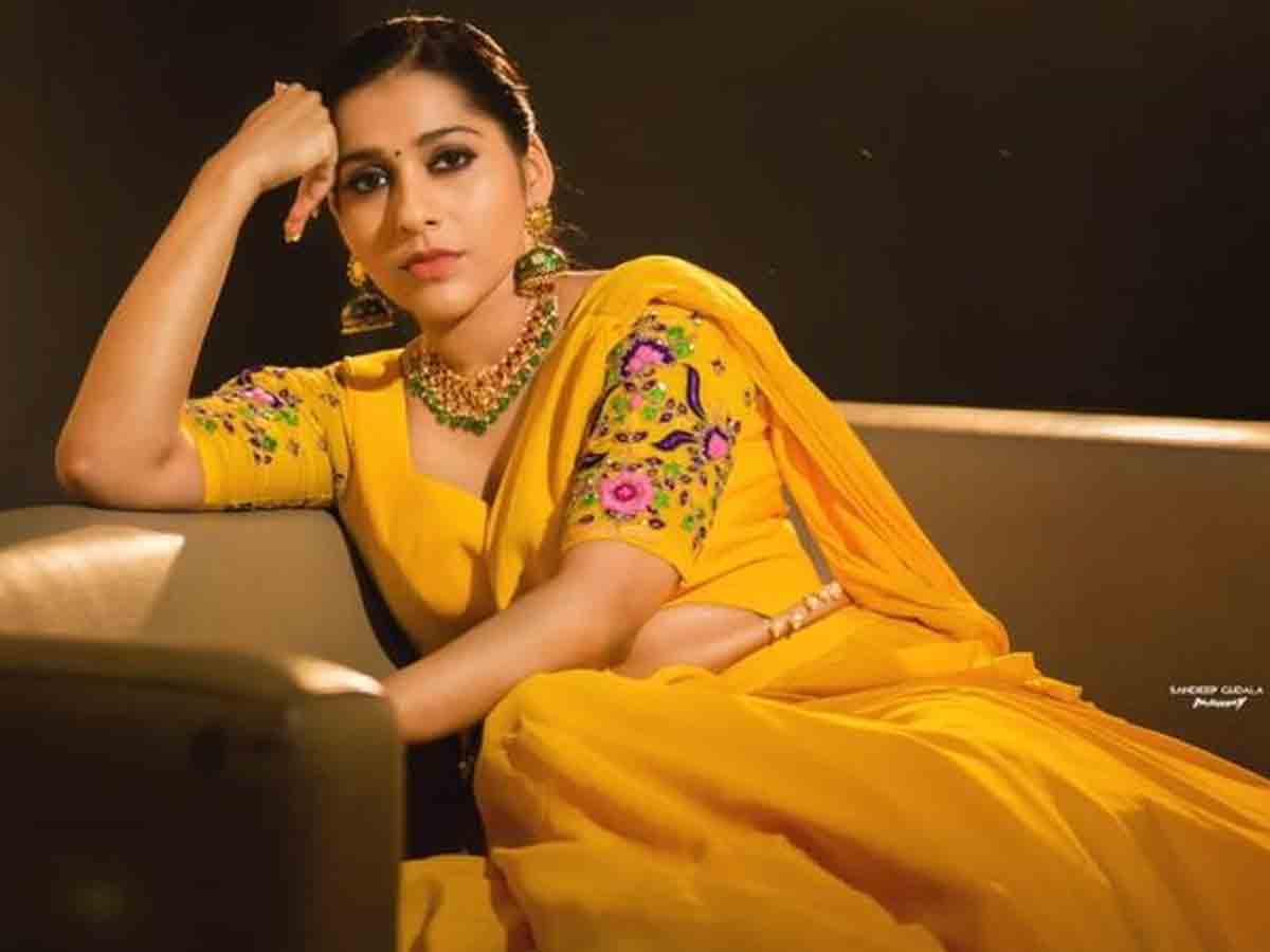 Rashmi Gautam: లంగా ఓణీలో హీటెక్కిస్తున్న‌ యాంక‌ర్ ర‌ష్మీ