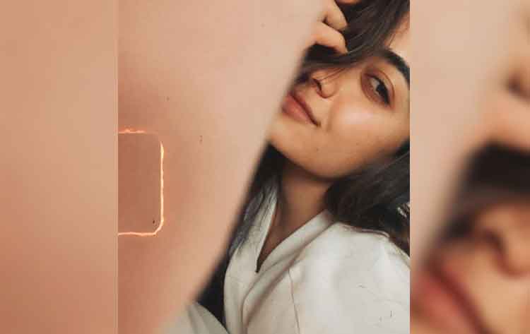 ర‌ష్మిక సెల్ఫీ పోస్ట్‌..’అత‌డు ఎవ‌రు’  అంటూ ఫ్యాన్స్ టీజింగ్‌