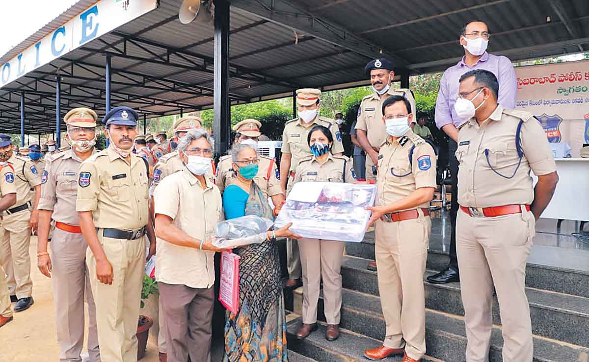 176 కేసులు.. కోటిన్నర సొత్తు