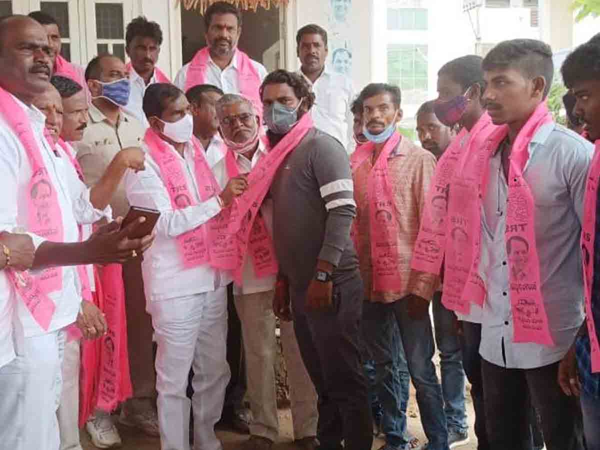 టీఆర్‌ఎస్‌లో చేరిన కాంగ్రెస్‌ నాయకులు