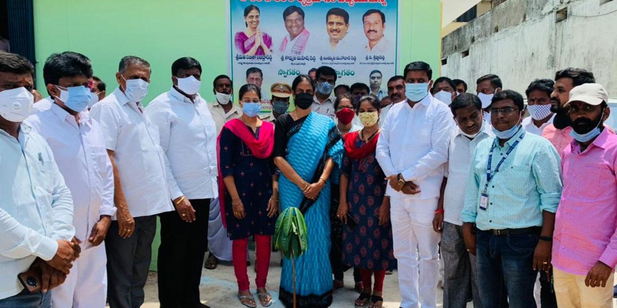 పరిగిలో పట్టణ ప్రగతిలో పాల్గొన్న మంత్రి సబిత