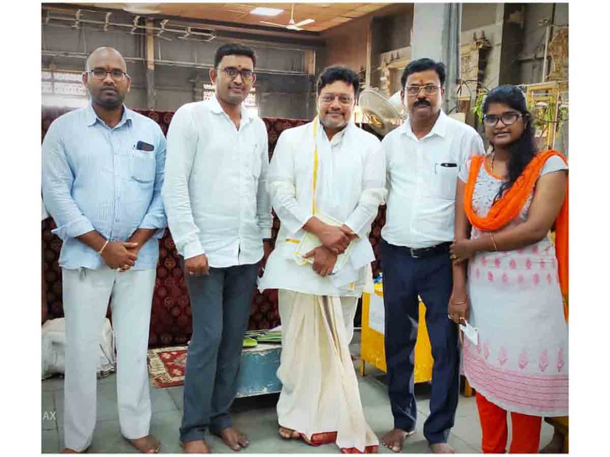 యాదాద్రి శ్రీ లక్ష్మి నరసింహా స్వామిని దర్శించుకున్న హీరో సాయి కుమార్