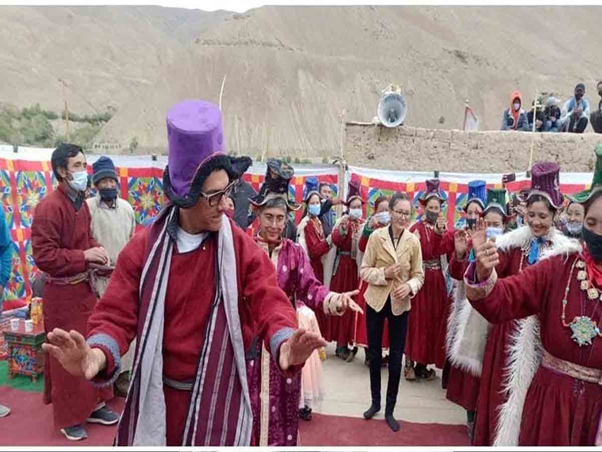 ల‌డాఖ్‌లో అమీర్‌ఖాన్, కిర‌ణ్ రావు ఫోక్ డ్యాన్స్ – వీడియో