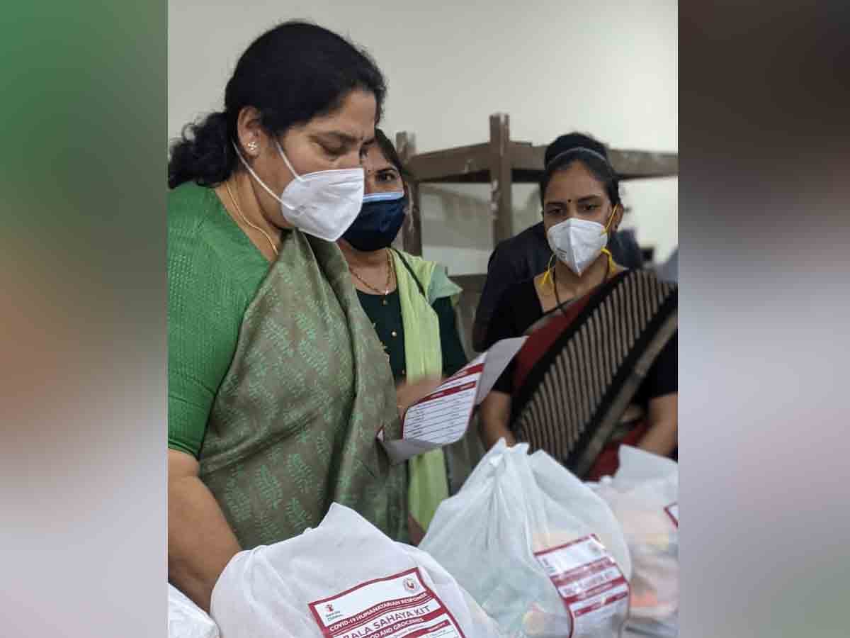 అనాథ బాల, బాలికలకు బాల సహాయ కిట్స్ పంపిణీ