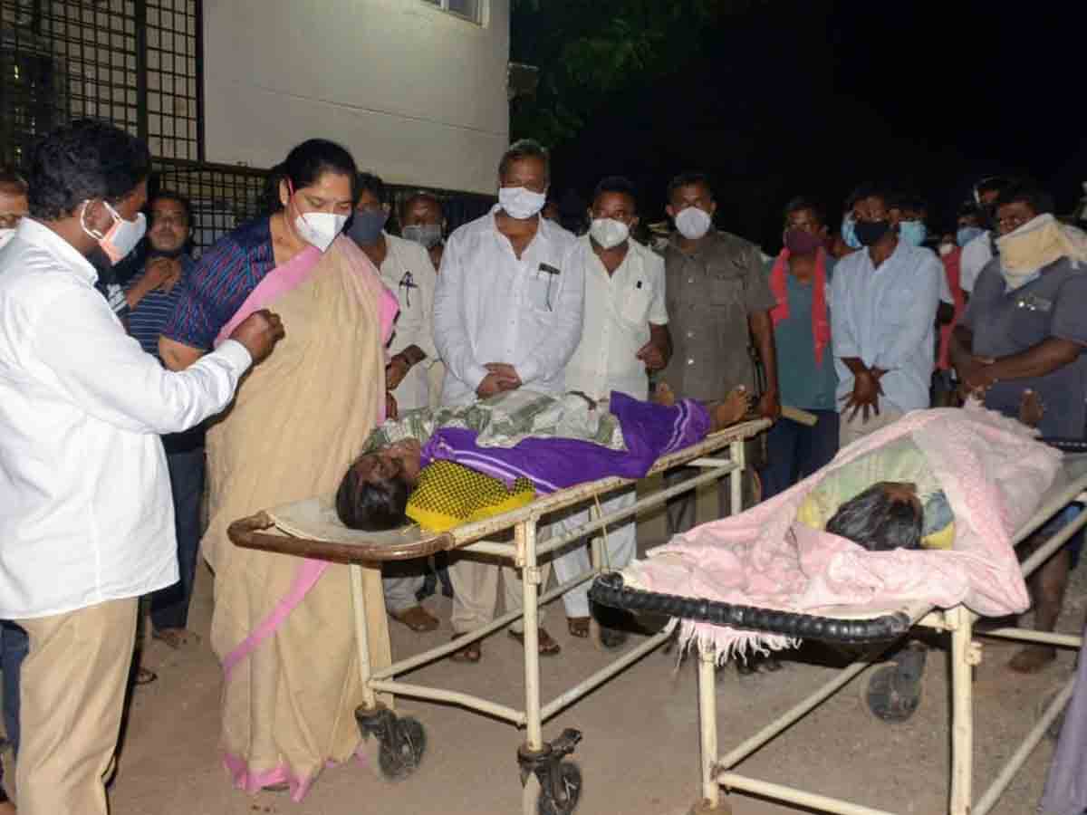 పిడుగుపాటు బాధిత‌ కుటుంబాల‌కు అండ‌గా ఉంటాం : మంత్రి స‌త్య‌వ‌తి రాథోడ్