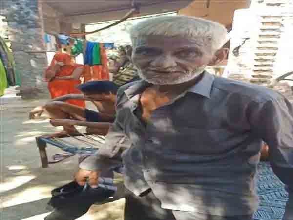 ఆస్తి పంచ‌లేద‌ని క‌న్న‌తండ్రిని గొలుసుతో మంచానికి క‌ట్టేశారు!