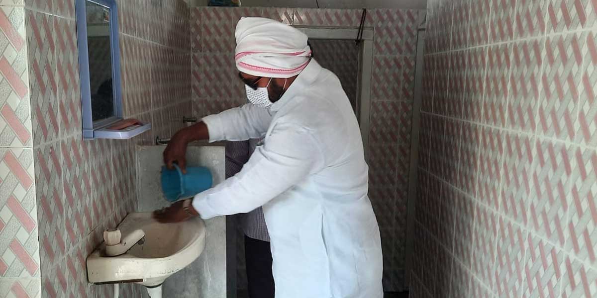 టాయిలెట్లు శుభ్రం చేసిన ఎమ్మెల్యే ముత్తిరెడ్డి