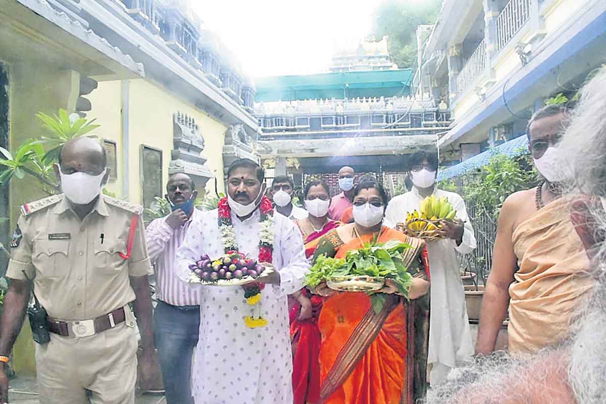 కనకదుర్గమ్మ సేవలో ఎస్‌ఈసీ