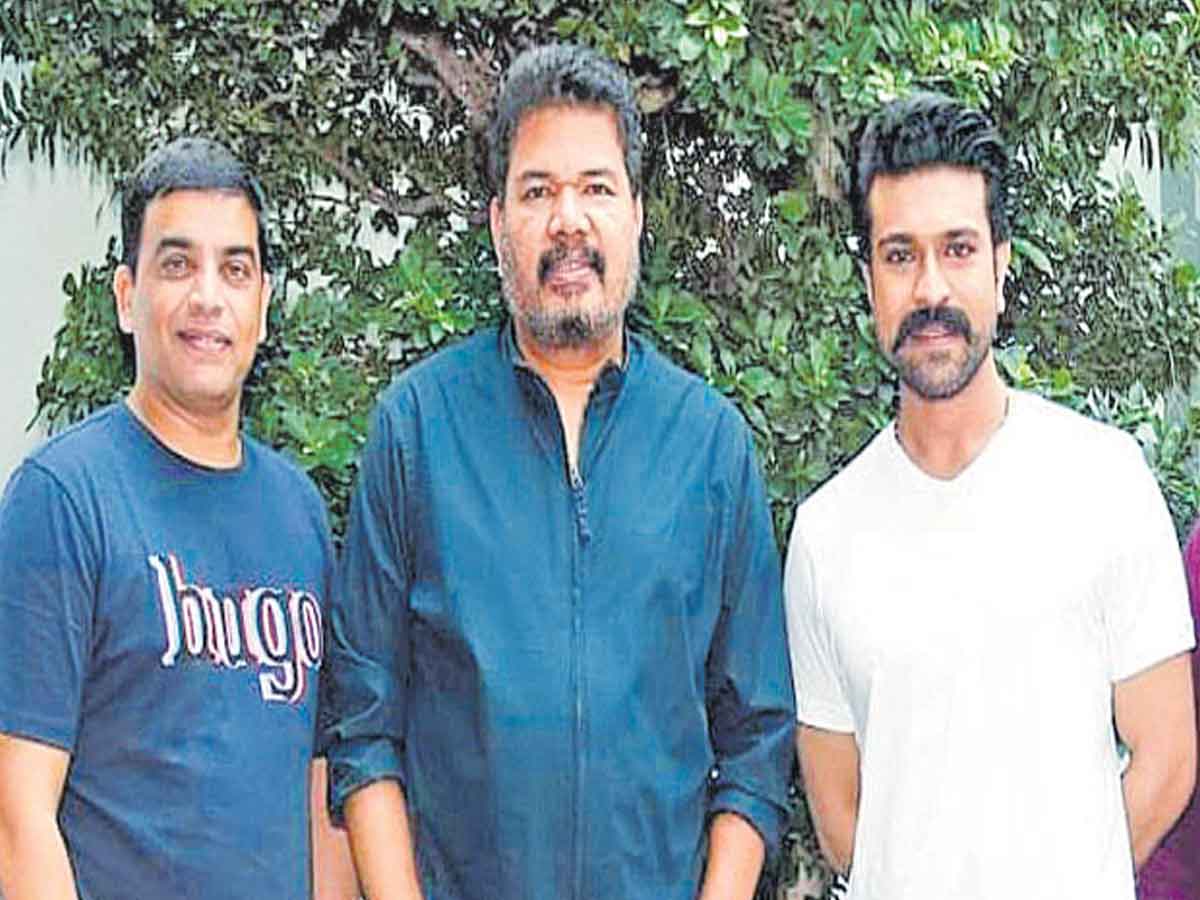 శంకర్ని కలిసిన చరణ్.. ఆతిథ్యానికి ధన్యవాదాలు తెలిపిన మెగా హీరో