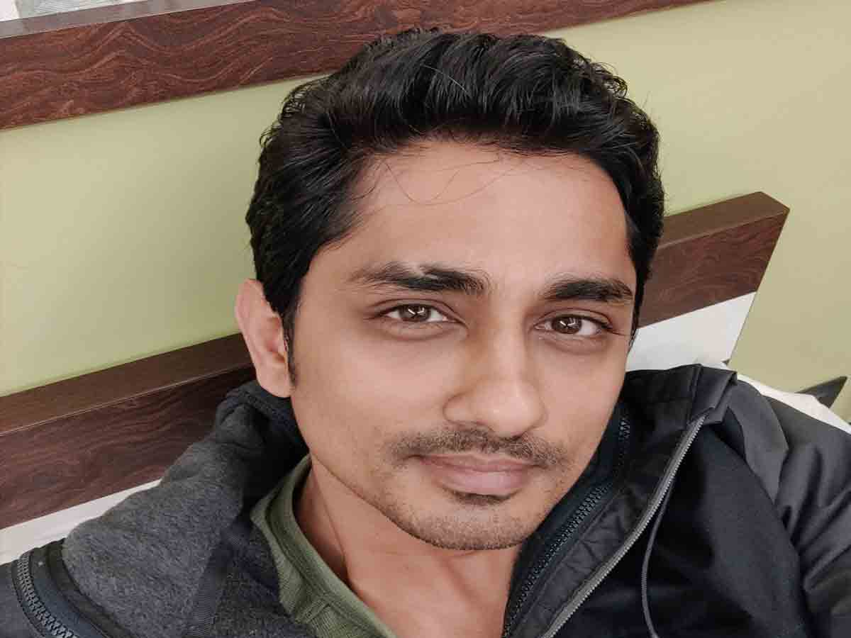 సిద్ధార్థ్ వ‌య‌స్సుపై సెటైర్స్.. ఘాటుగా స్పందించిన బొమ్మ‌రిల్లు హీరో