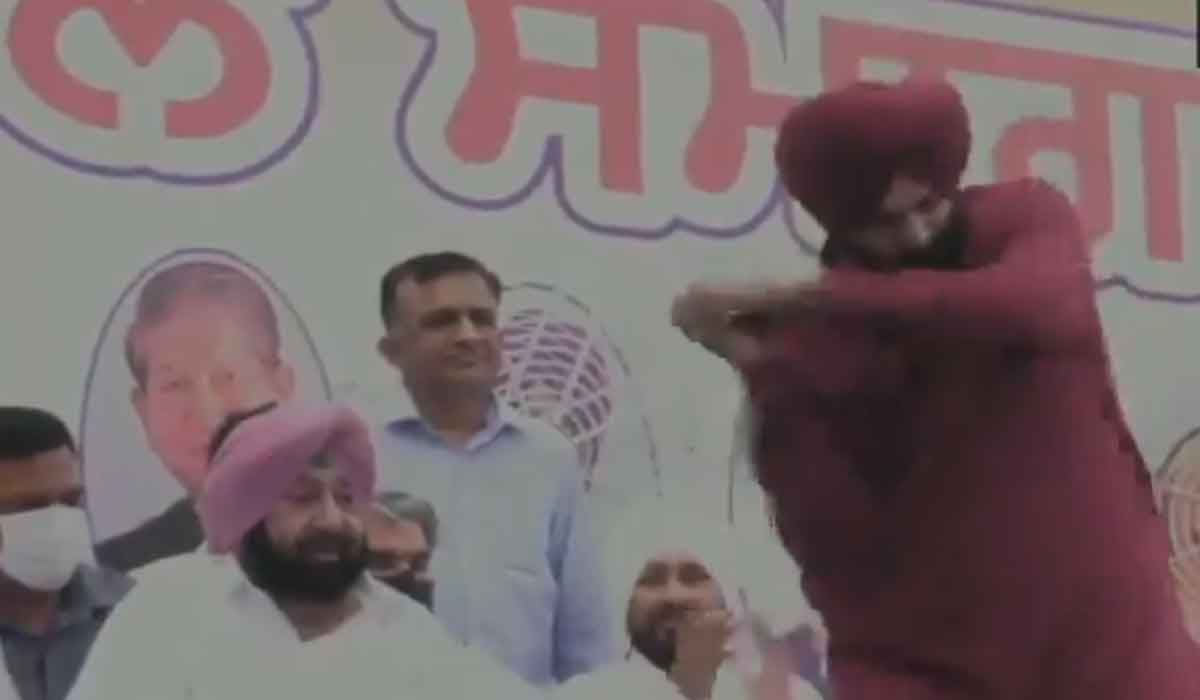 అమ‌రీంద‌ర్ ముందే సిక్స్ కొట్టిన సిద్ధూ.. వీడియో