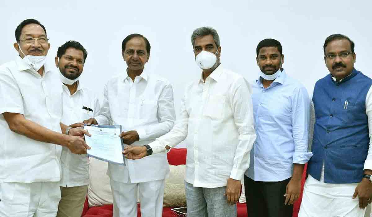 సింగ‌రేణి కార్మికుల ప‌ద‌వీ విర‌మ‌ణ వ‌య‌స్సు పెంపున‌కు సీఎం సానుకూలం