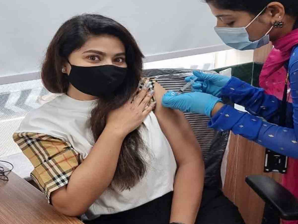 టీకా వేయించుకునేందుకు స్నేహా ప‌డ్డ తిప్ప‌లు చూడండి- వీడియో