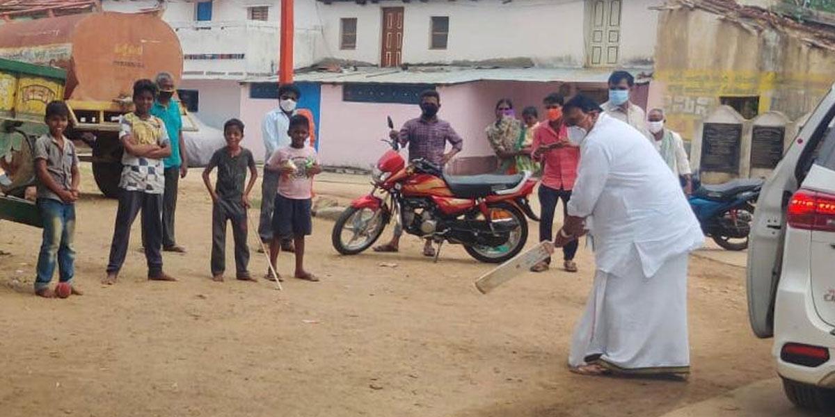 పిల్లలతో కలిసి క్రికెట్ ఆడిన స్పీకర్‌ పోచారం – వీడియో