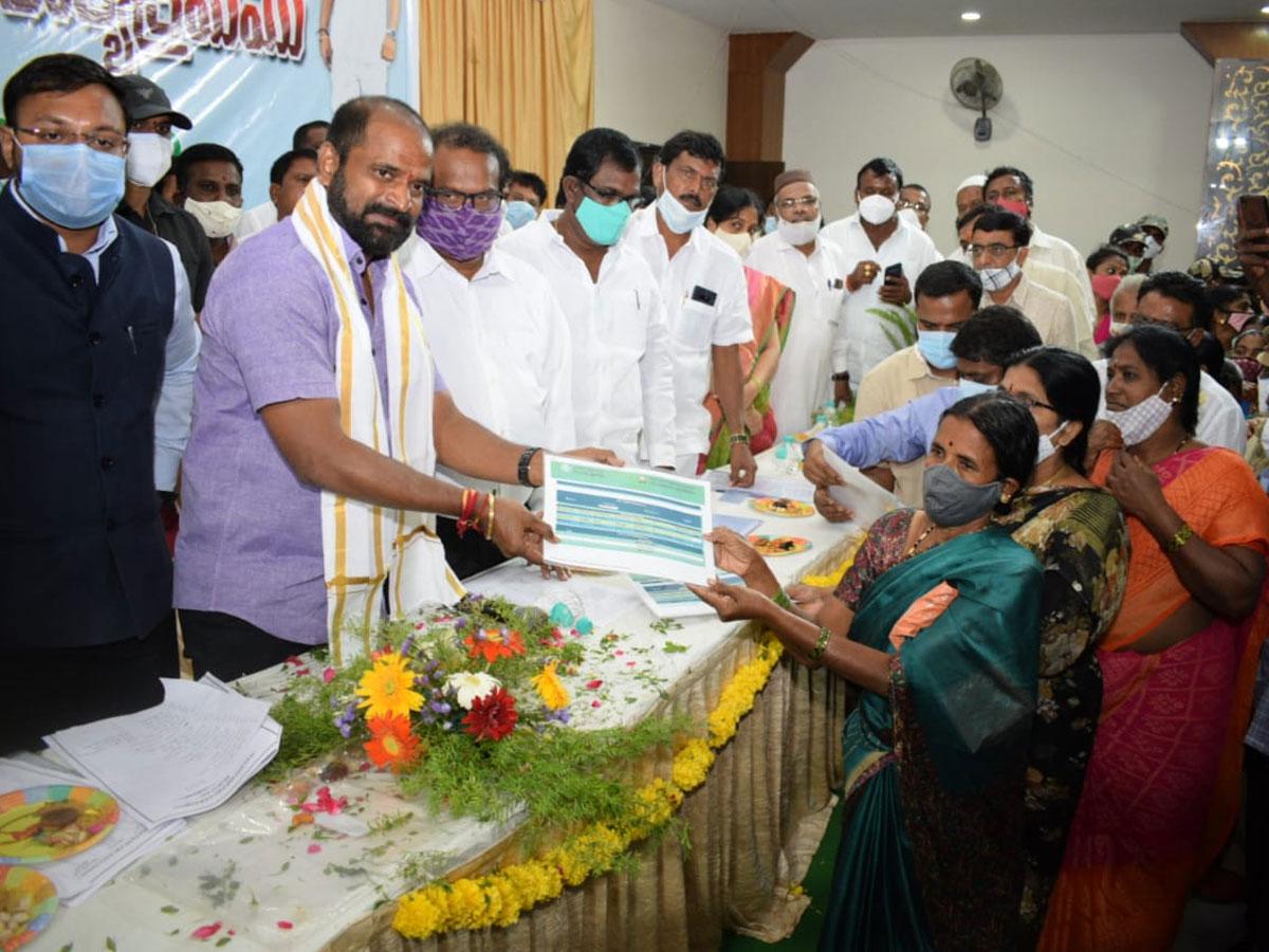 రేషన్ కార్డులు పంపిణీ చేసిన మంత్రి శ్రీనివాస్ గౌడ్