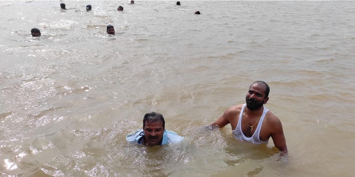పిల్లలతో కలిసి ఈత కొట్టిన మంత్రి శ్రీనివాస్‌ గౌడ్‌