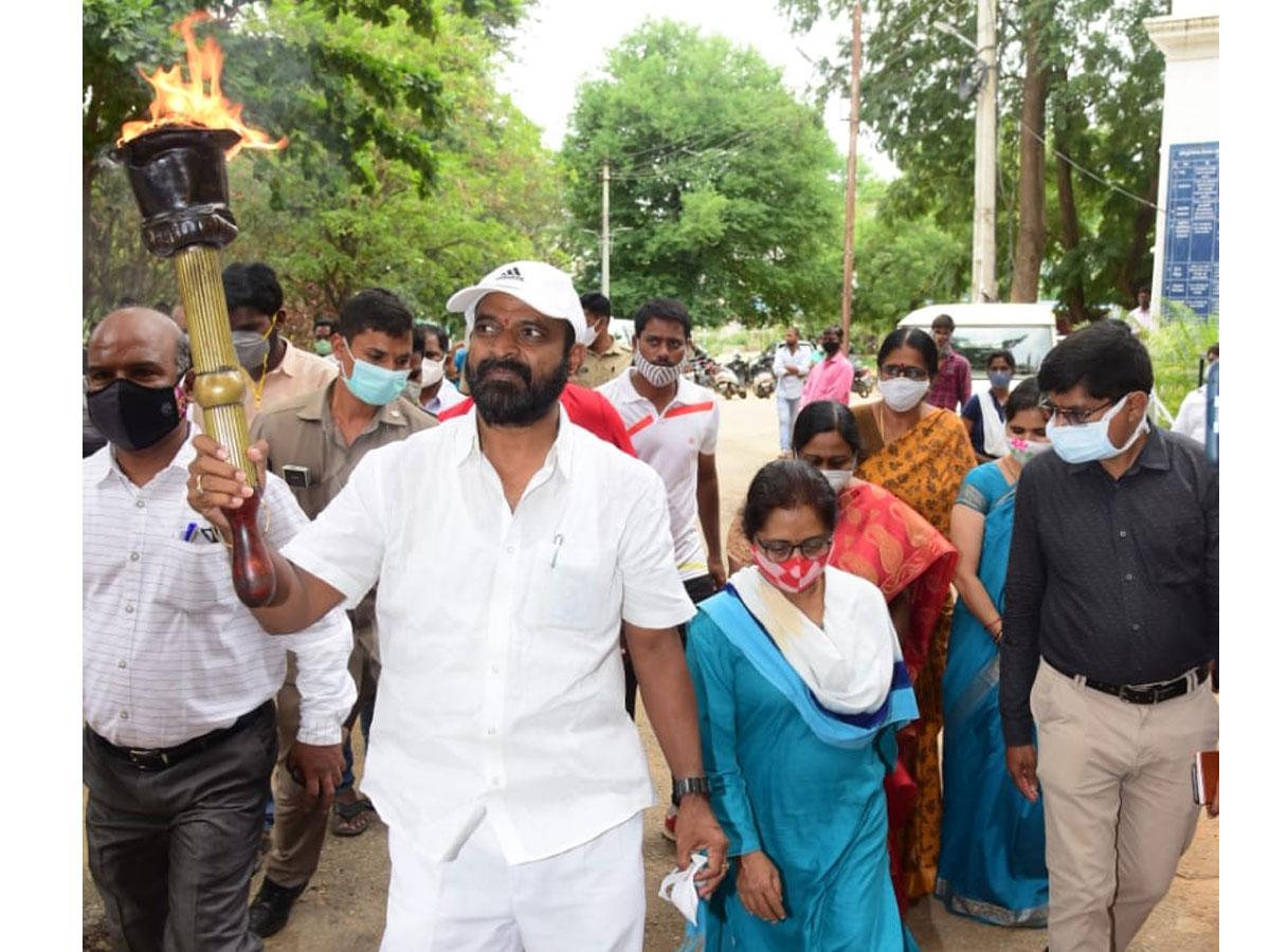 ఒలింపిక్స్ సెల్ఫీ పాయింట్‌ను ప్రారంభించిన మంత్రి శ్రీనివాస్‌ గౌడ్‌