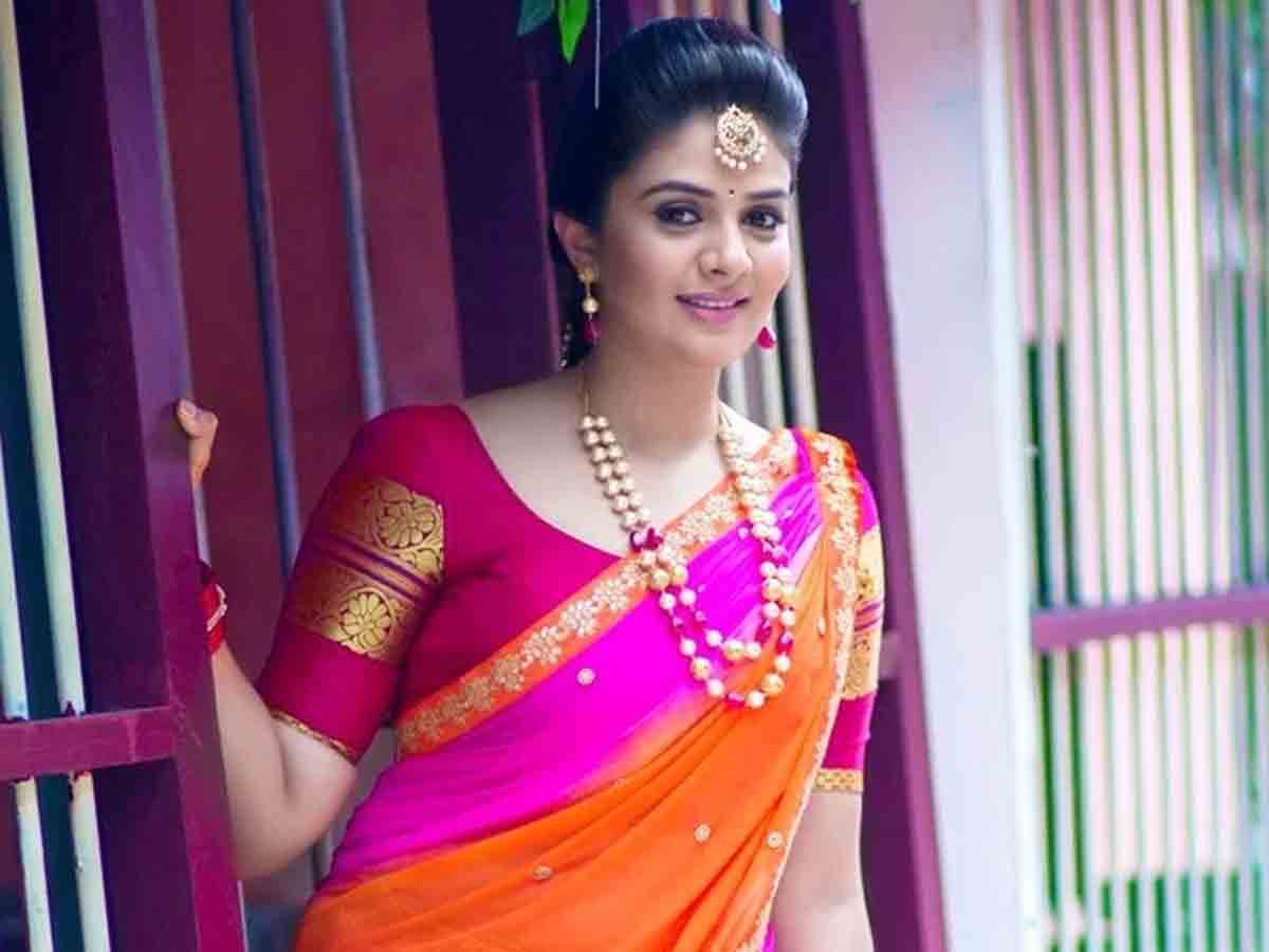 యాంకర్ శ్రీముఖి హీరోయిన్‌గా సక్సెస్ అవుతుందా..?